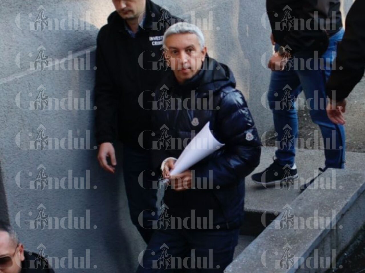 FOTO, VIDEO. Primele imagini cu Dan Diaconescu, din nou cu CĂTUȘE la mâini, după ce a fost reținut. Judecătorii decid dacă va fi arestat preventiv