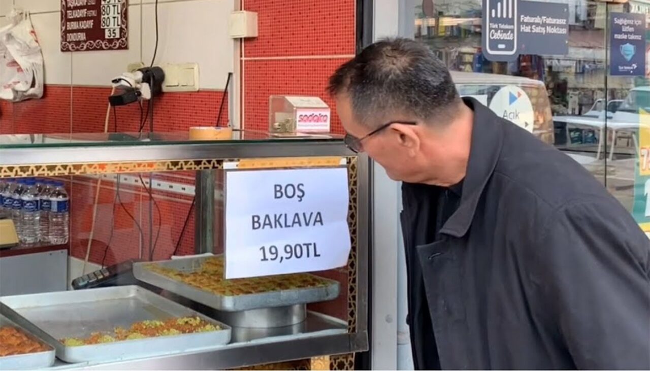 Ireal câți bani au dat doi TURIȘTI români pe 4 baclavale, în Dubai: „Domnia și prostia se plătesc”