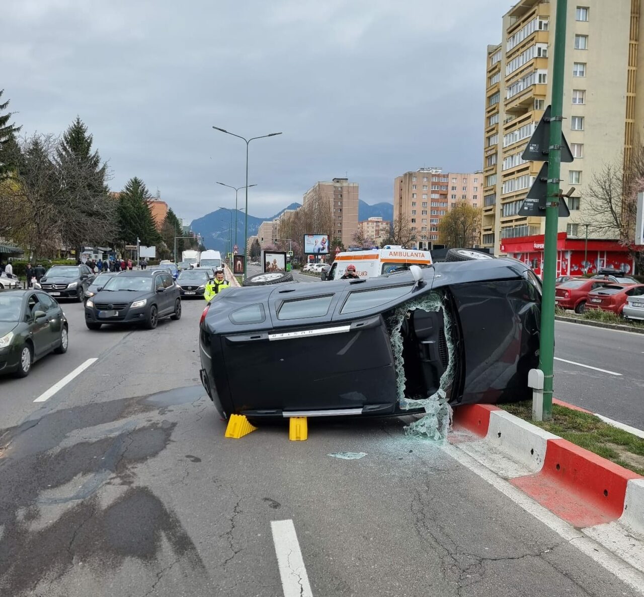Un Duster s-a răsturnat după coliziunea cu o altă mașină, pe o stradă din Brașov