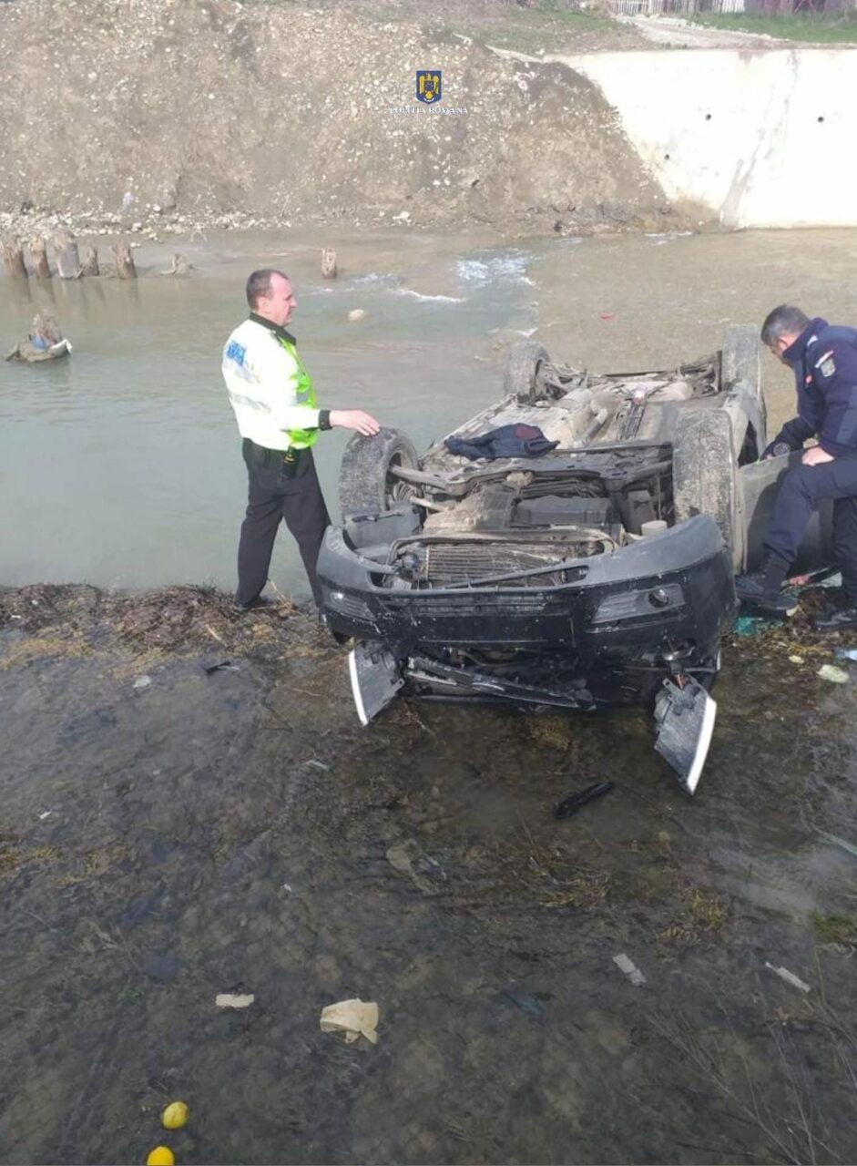S-a urcat la volan fără permis și a plonjat în albia unui pârâu