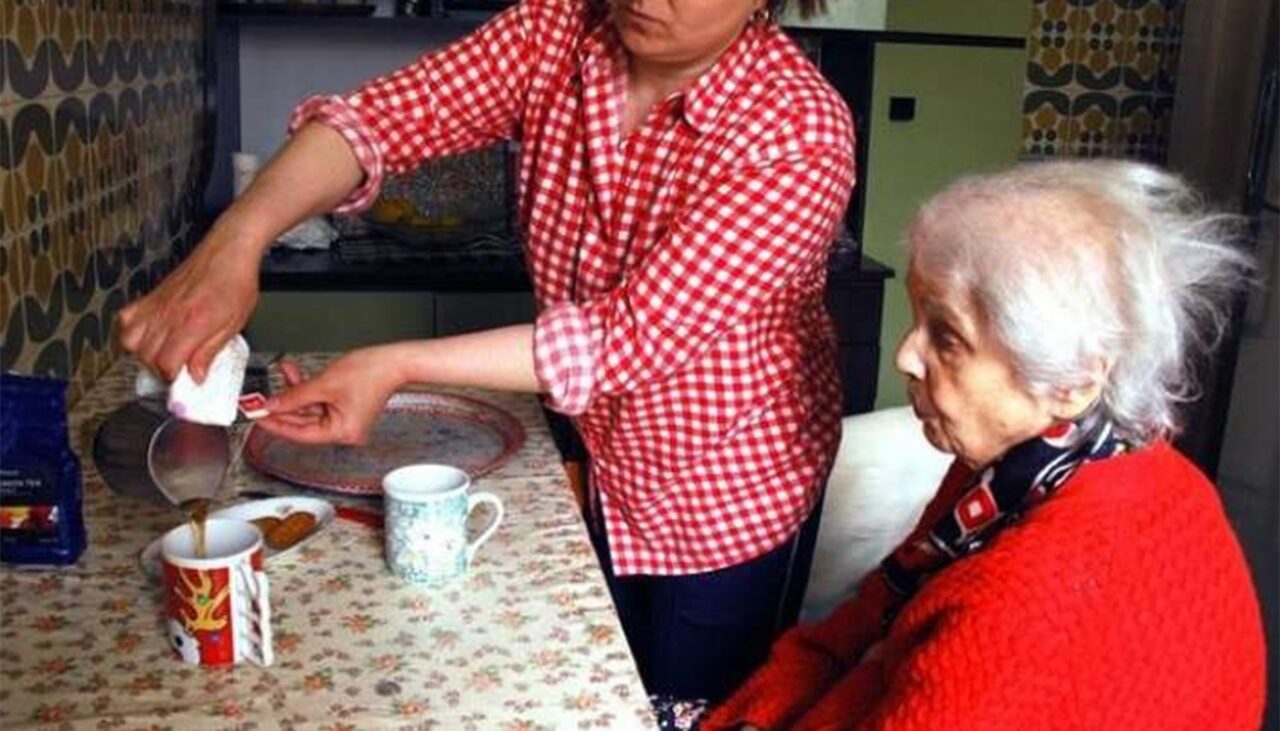 Ce a pățit o PENSIONARĂ din Italia după ce a angajat o badantă româncă. Fiica bătrânei a prins-o pe îngrijitoare în timp ce…