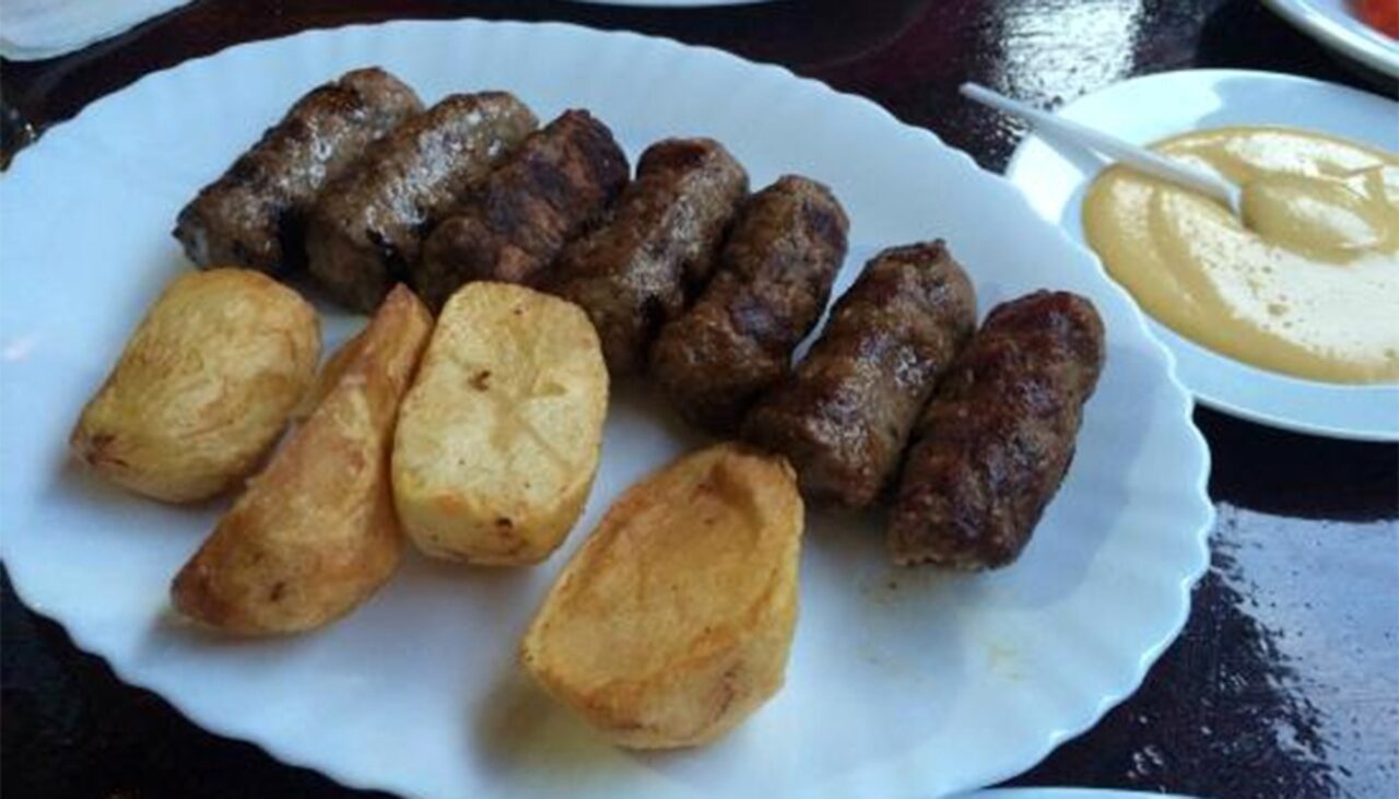 Cum a reacționat un turist străin după ce a mâncat mici în restaurantul Cocoșatu din București: „Mititeii sunt…”