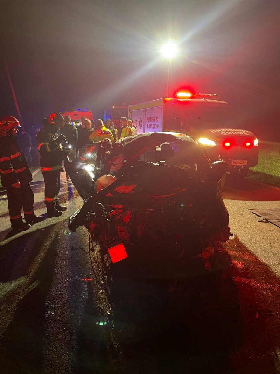 Viteza la volan face din nou victime! Un tânăr de numai 23 de ani a murit prins între fiarele contorsionate ale mașinii pe un drum din Prahova