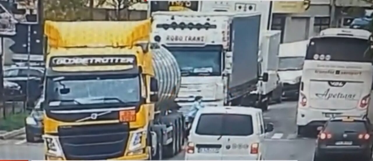 VIDEO | Scene șocante pe un bulevard din Râmnicul Sărat. O femeie este lovită de un TIR și scapă într-un mod miraculos