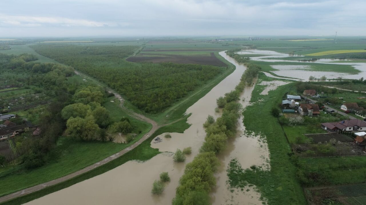 Cod roșu de INUNDAȚII pe râul Bârzava. Când va fi atins vârful de viitură