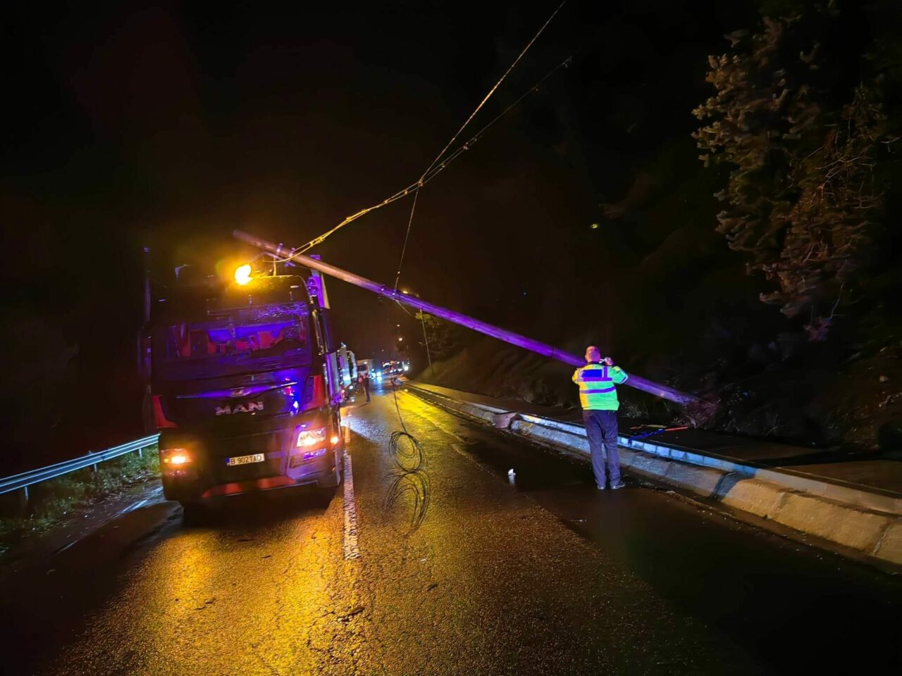 FOTO | Un stâlp de electricitate a căzut pe un autocamion în județul Harghita. Nu au fost înregistrate victime