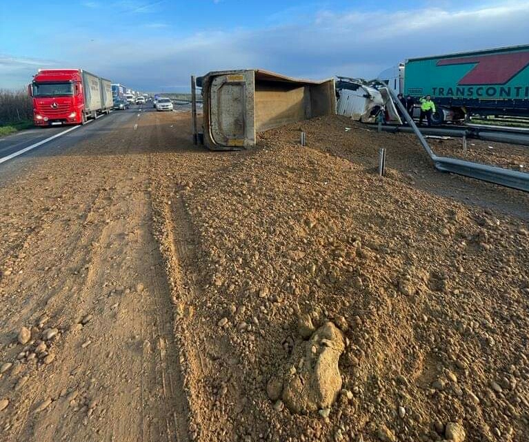 Un camion cu nisip s-a RĂSTURNAT pe A1. Toată încărcătura s-a împrăștiat și a blocat benzile d pe ambele sensuri