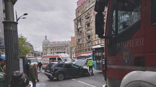 O fețită de 2 luni și un băiat de trei ani au ajuns la spital după un accident din centrul Bucureștiului