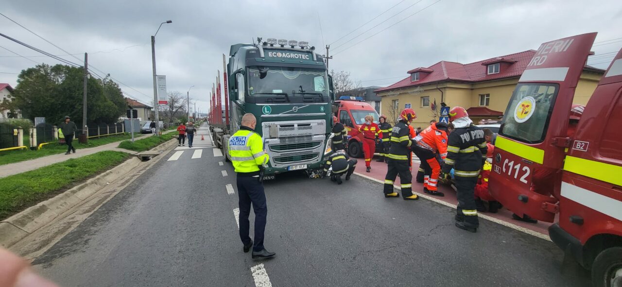 Doi copii și tatăl lor, spulberați de TIR pe o trecere de pietoni din Lețcani. Unul dintre minori a MURIT pe loc / Fratele și adultul, duși la spital