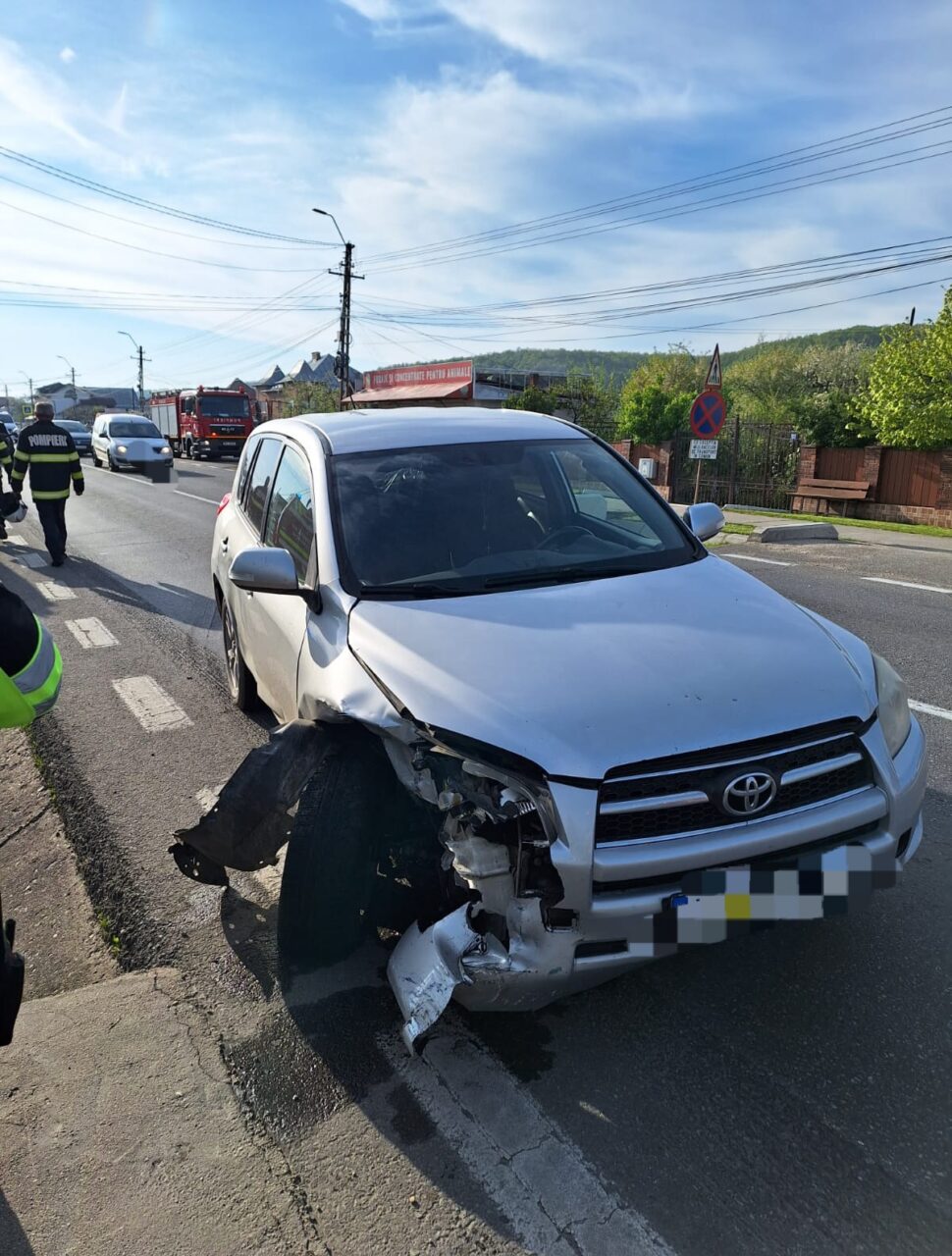 GALERIE FOTO: Trei femei, rănite în urma unui accident care a avut loc în Argeș, în prima zi din mini-vacanța de 1 Mai