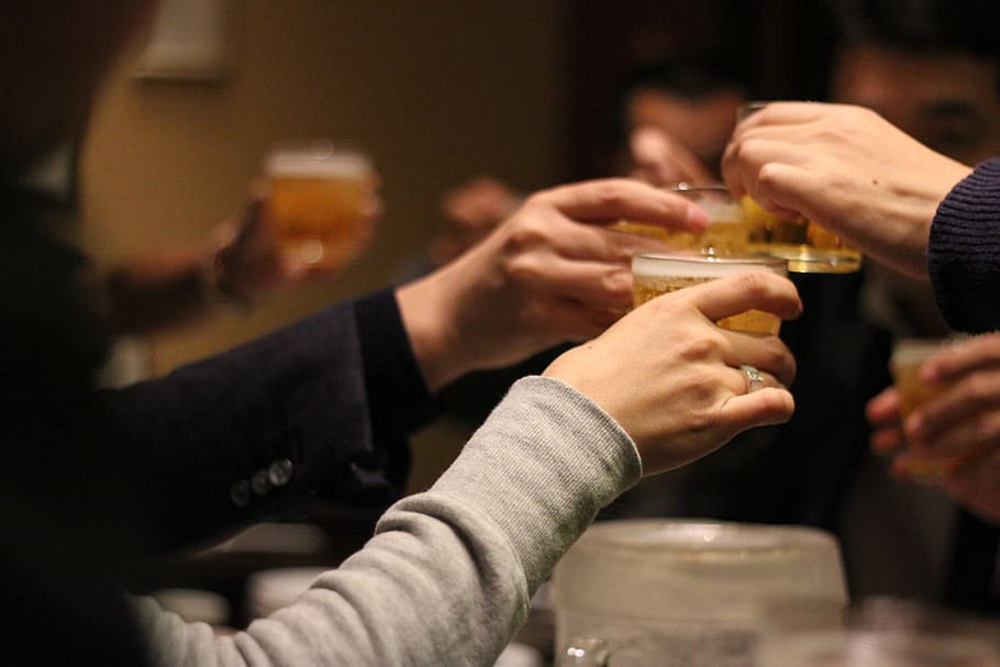 Concediat pentru consum excesiv de alcool la locul de muncă, un electrician și-a dat în judecată angajatorul și a câștigat procesul