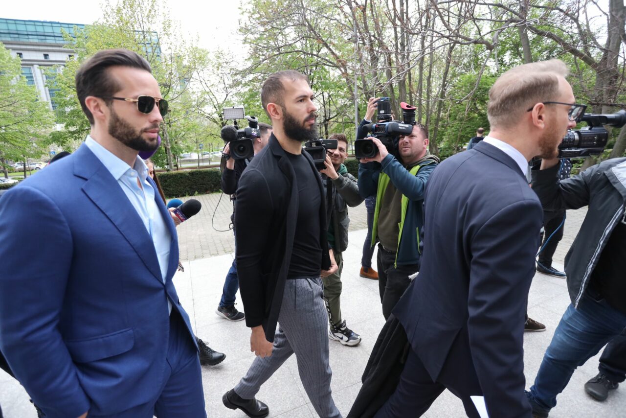 GALERIE FOTO. Andrew și Tristan Tate, din nou la Tribunal. Milionarii britanici speră să scape de arestul la domiciliu