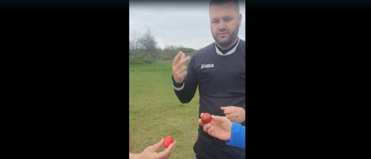 VIDEO | Moment inedit la un meci de fotbal din Olt. Arbitrul a adus ouă vopsite pe teren, în loc de monede, pentru a decide cine începe meciul