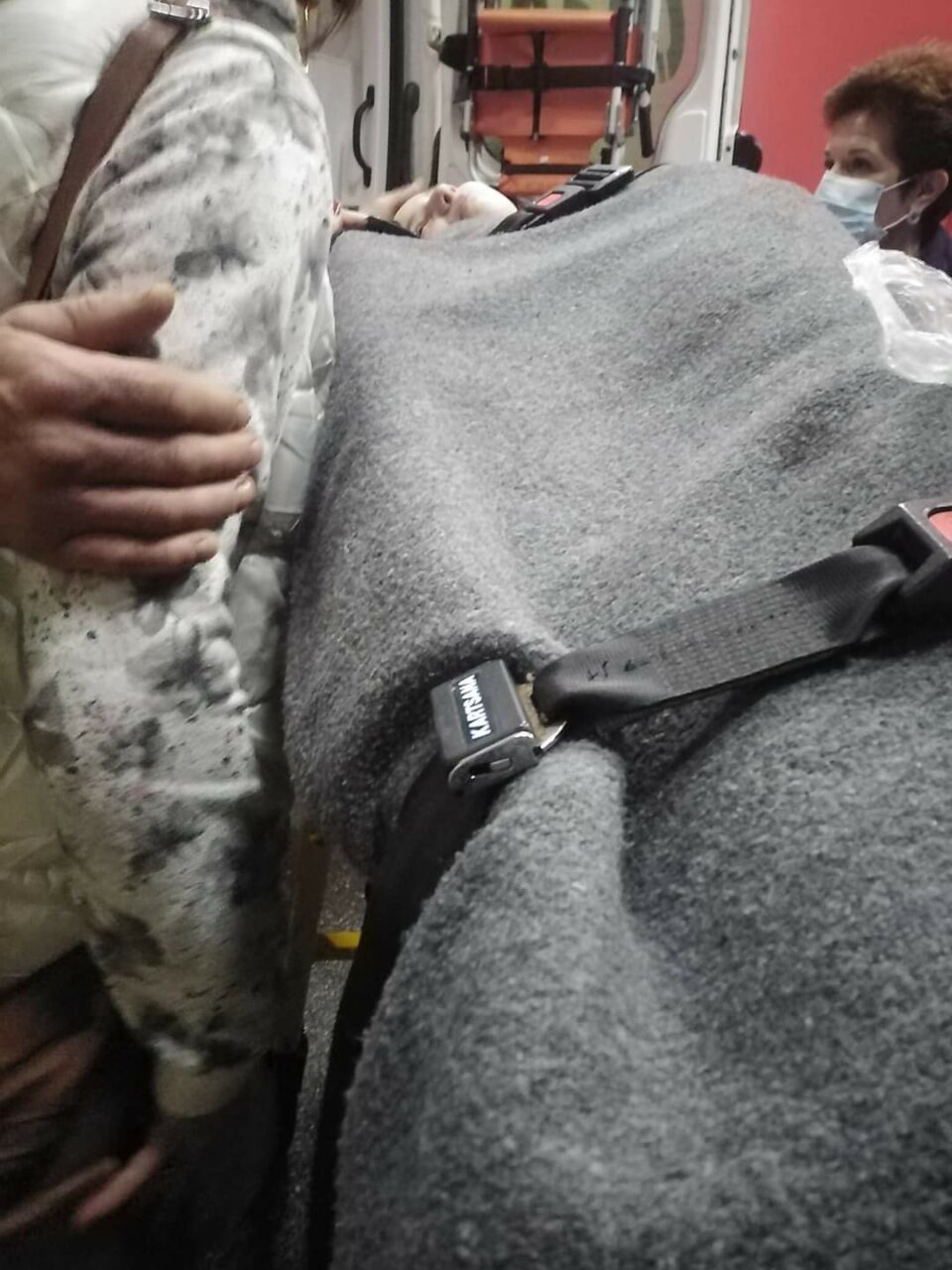 O fată de 12 ani, aflată în grija Protecției Copilului, s-a aruncat de la etajul 4 al unui bloc din Olt. „Unde erau responsabilii? Stăteau la țigară?
