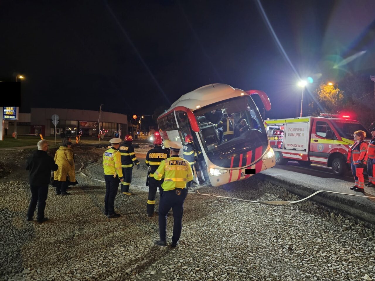 Un autocar cu 55 de pasageri la bord a DERAPAT, în zona gării din Alba-Iulia. Pompierii au acționat de urgență la locul accidentului