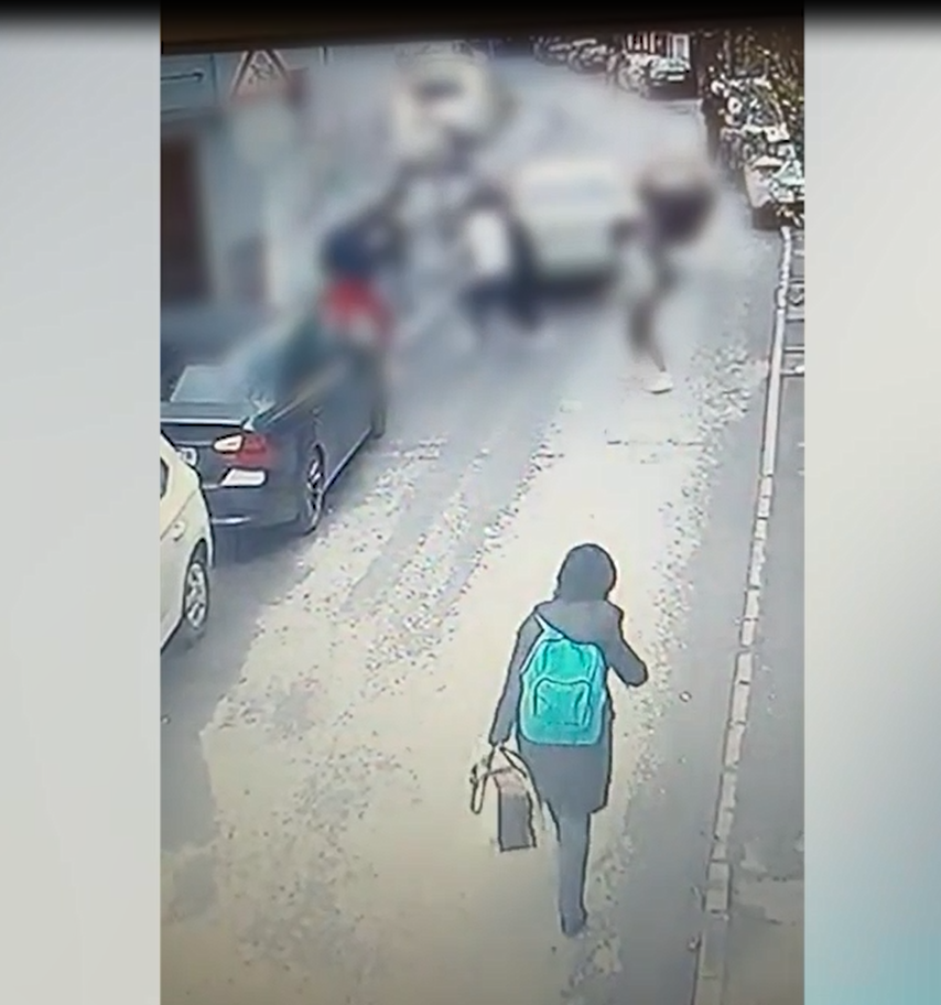 VIDEO | Tânăr bătut cu pumnii și picioarele în plină zi, în București. Agresorii au fost săltați de polițiști și duși la audieri