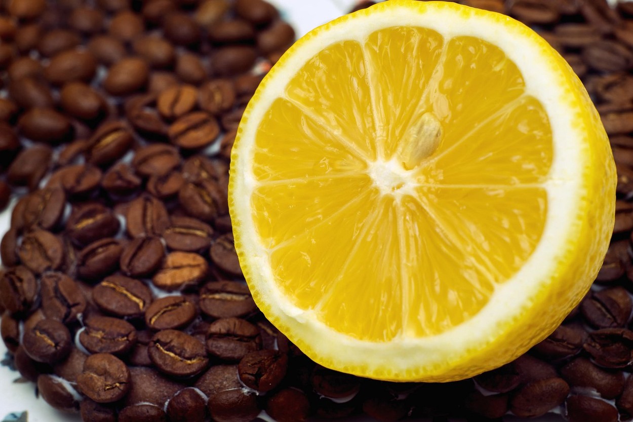 Cafeaua cu lămâie, care ajută la scăderea în greutate, o nouă ISTERIE pe rețelele de socializare. Ce spun nutrițoniștii despre această posibilă dietă
