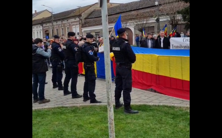 Zeci de protestatari au HUIDUIT la Carei, unde preşedintele Ungariei a dezvelit bustul autorului imnului Ungariei