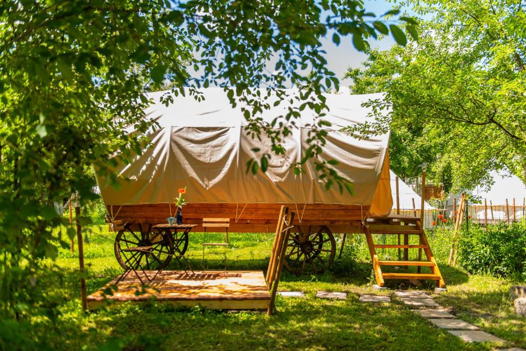 Antreprenorii din Brașov vin cu o propunere inedită pentru turiști: vacanța de Paște petrecută într-o CĂRUȚĂ. Cât costă o noapte de cazare