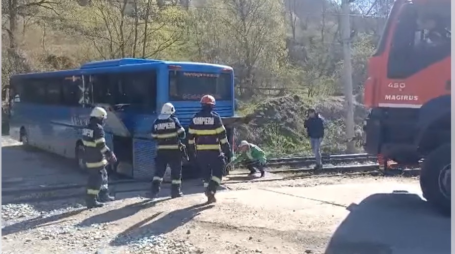 VIDEO. Autocar plin cu copii, aflați în excursie, blocat pe un pasaj de cale ferată, în Hunedoara / Anunțul CFR