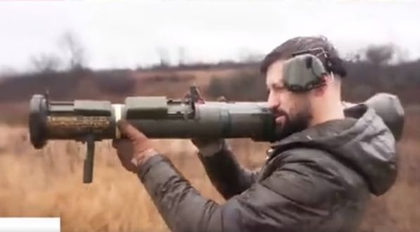 VIDEO | Propagandist rus, rănit serios în timp ce încerca să demonstreze capacitățile slabe ale unui lansator suedez de grenade