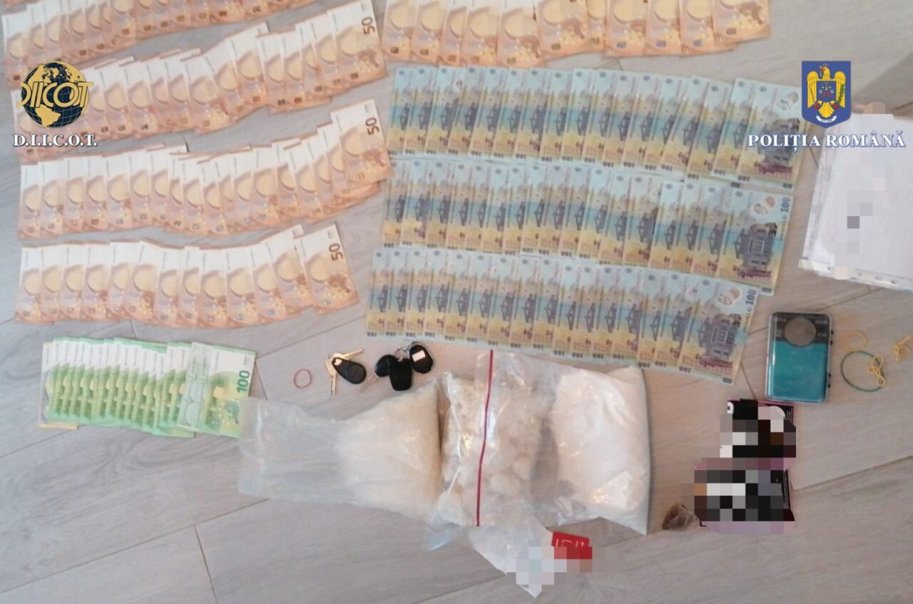 VIDEO. Un bărbat a adus aproape 2,5 kilograme de droguri pentru a le vinde la festivalul „Sunwaves” / Câte mii de euro a găsit DIICOT la percheziție