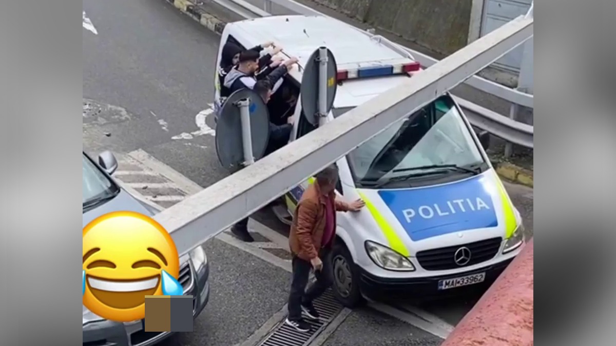 VIDEO | Dubă de Poliție, blocată sub grinda unui pasaj de cale ferată din Râmnicu Vâlcea. Mai mulți civili au ajutat la eliberarea autospecialei