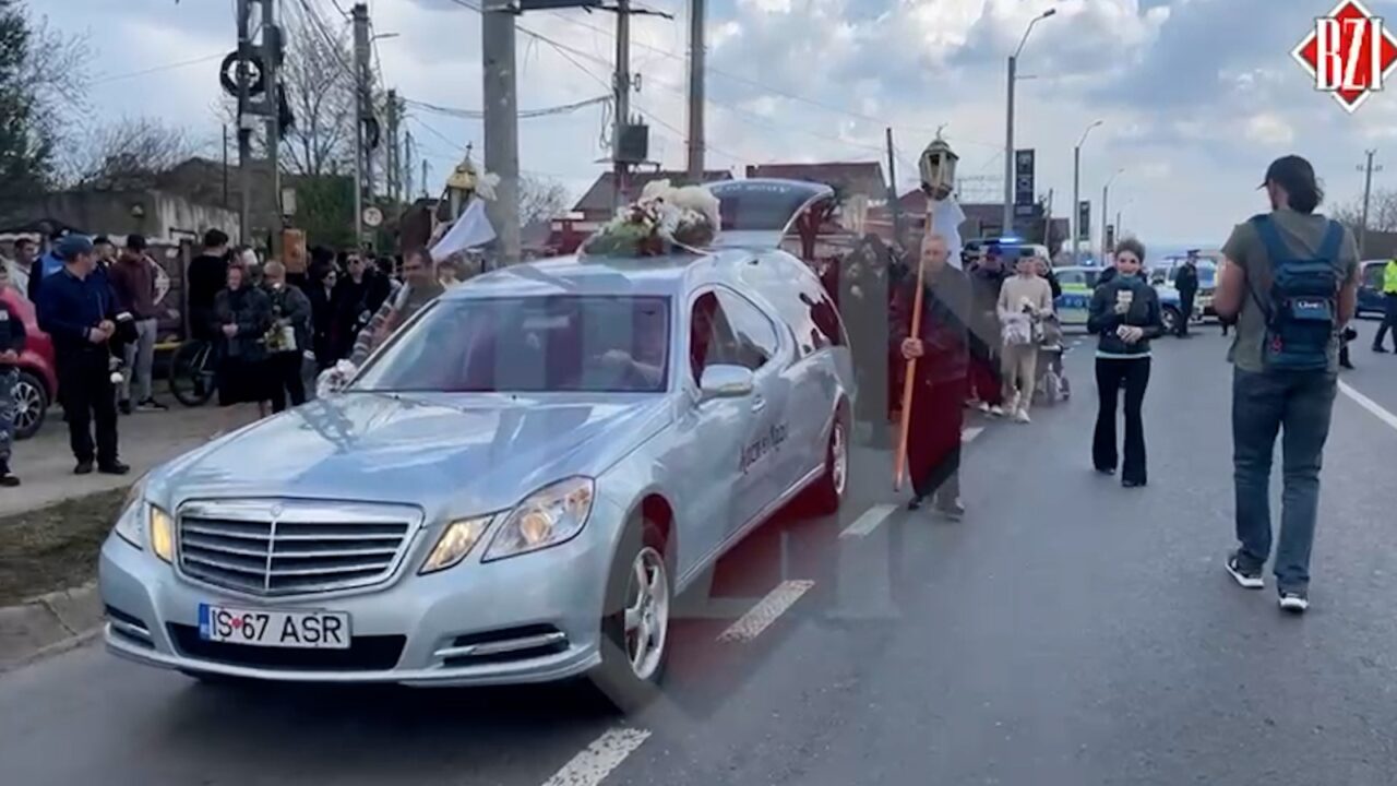 VIDEO | Luca, băiețelul de 3 ani ucis pe trecerea de pietoni, a fost condus pe ULTIMUL DRUM. Familia e devastată: „Tu ești viu! Noi suntem morți!”