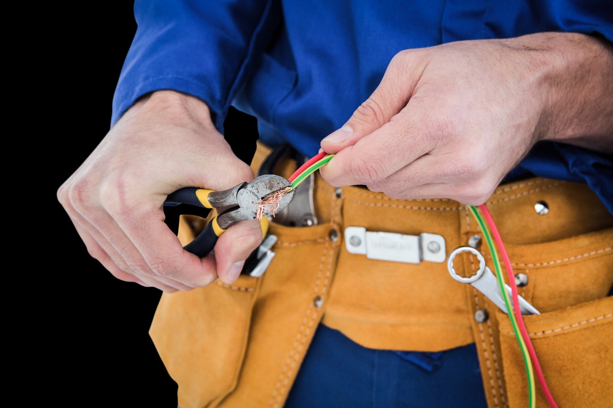 SALARIILE unor meseriași din România pot ajunge și la 7.000 de lei. Cât primește pe lună un vopsitor, instalator sau electrician