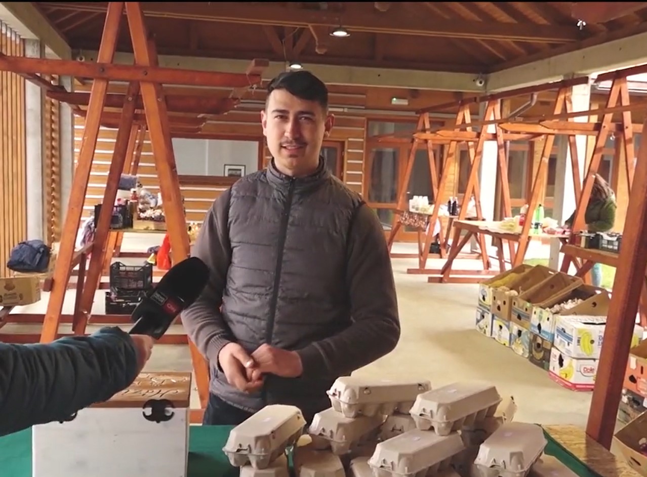 Metoda inedită prin care un fermier din Harghita își vinde marfa în piață: ”Nu a lipsit niciun leu până acum”