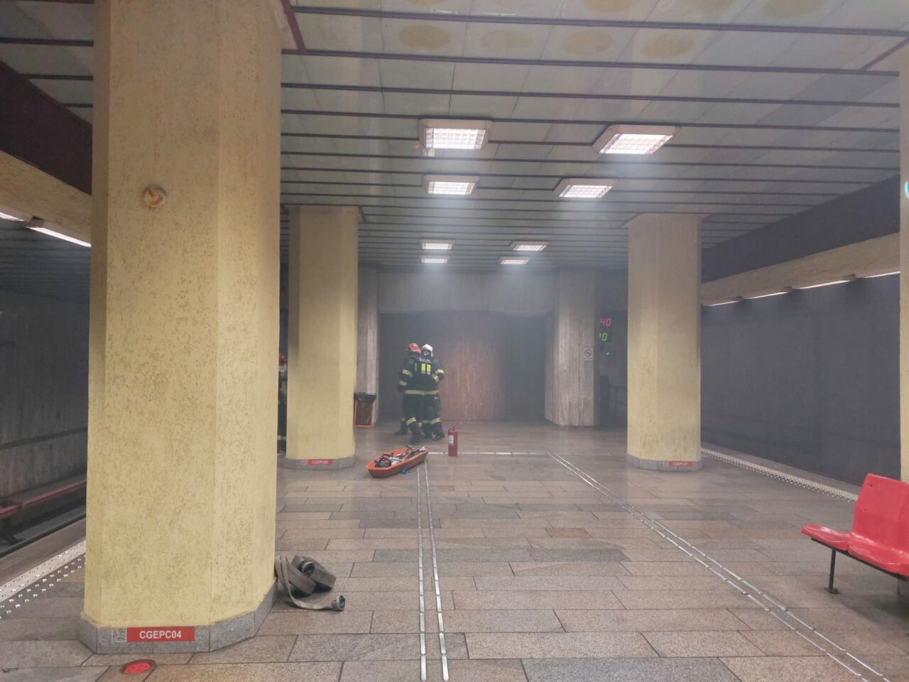 FOTO. Fum gros la stația de metrou Costin Georgian. Călătorii au fost evacuați / ISU: „Nu sunt victime. A ars izolația unui conductor electric”