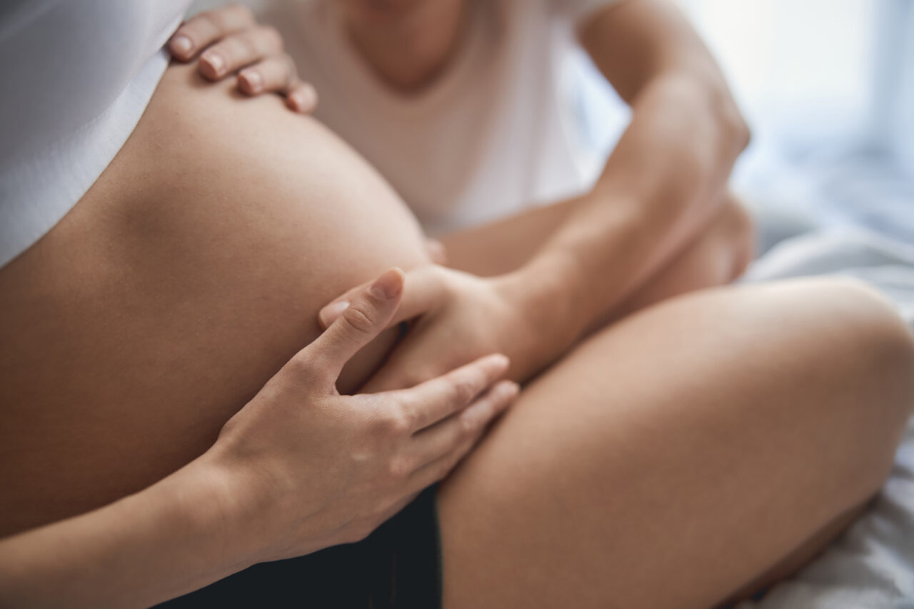 O tânără a rămas ÎNSĂRCINATĂ cu patronul ei. Ce a descoperit după ce a născut a lăsat-o fără cuvinte