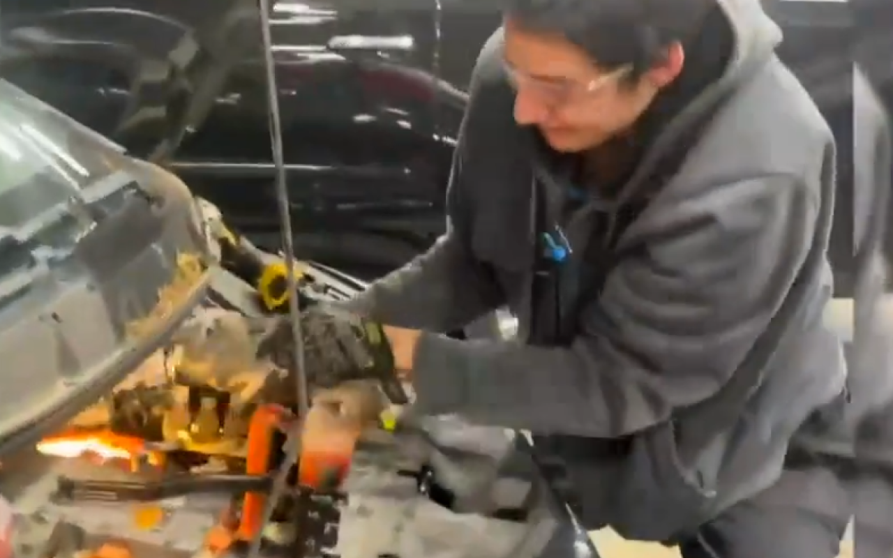VIDEO Un șofer a trăit ȘOCUL vieții când s-a dus cu mașina în service. Ce a apărut după ce a deschis capota?