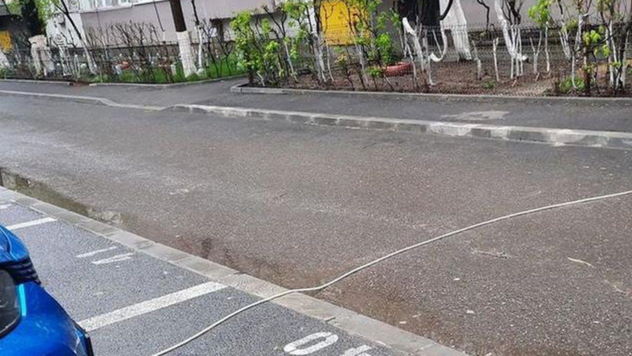 Cum își încarcă un bucureștean mașina electrică. În alte țări este ilegal!