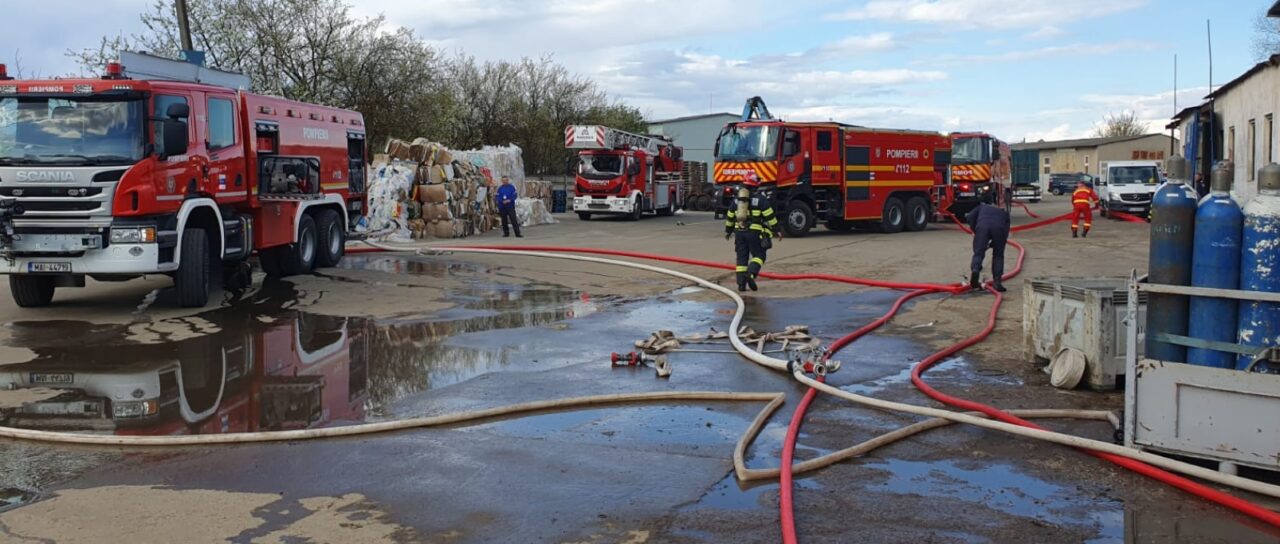 INCENDIU la un depozit de deşeuri din apropierea gării din Alba Iulia.