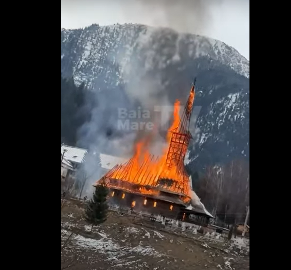 Incendiu de proporții la biserica de lemn din Borșa. Lăcașul de cult a ars în totalitate