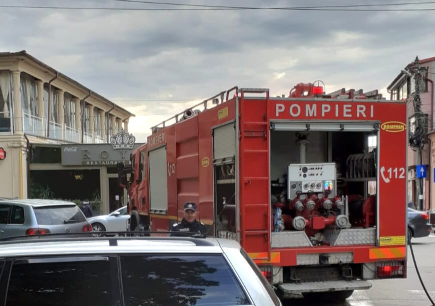 Un apartament din Turnu Măgurele a luat FOC. Zeci de locatari, scoși din locuințe de fumul care a inundat și casa scării