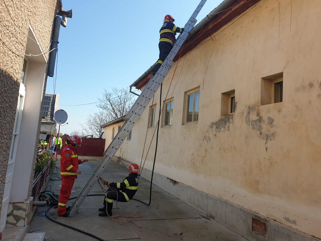 FOTO. Incendiu la o școală din județul Arad: Aproximativ 50 de profesori și elevi au fost evacuați