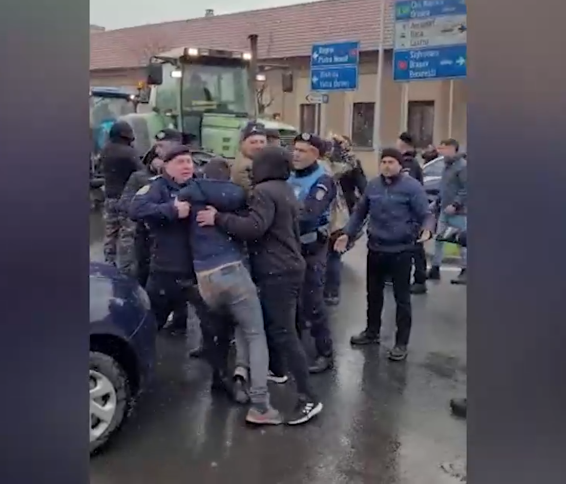 VIDEO | Incidente la protestul fermierilor din Târgu Mureș. Un bărbat s-a îmbrâncit cu jandarmii