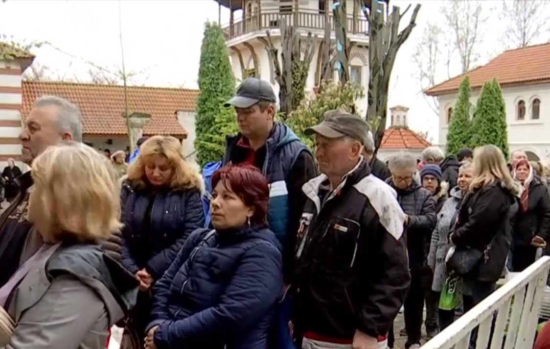 Cozi uriașe la apă sfințită în mănăstirile din țară. Credincioși: ”O bem pentru sănătate, stropim prin casă”