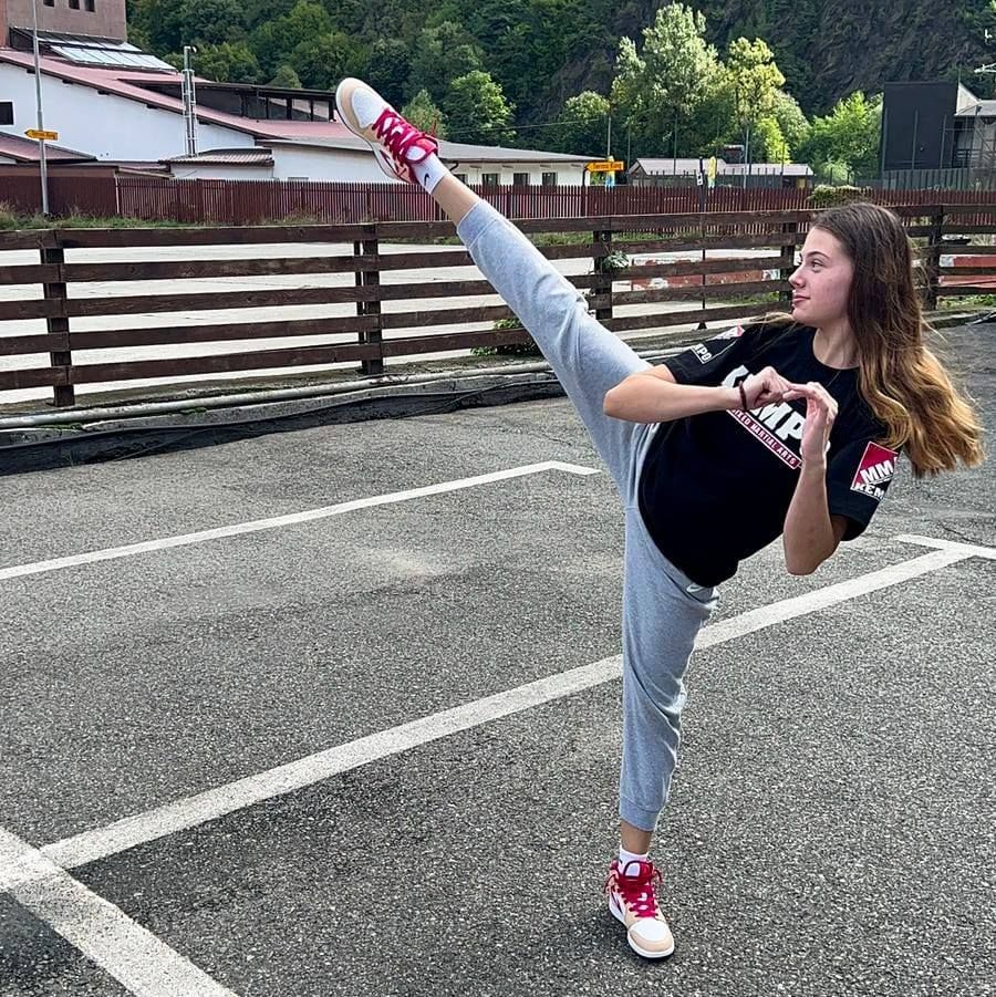 E inspirată de Van Damme și vrea să-și apere TITLUL mondial!