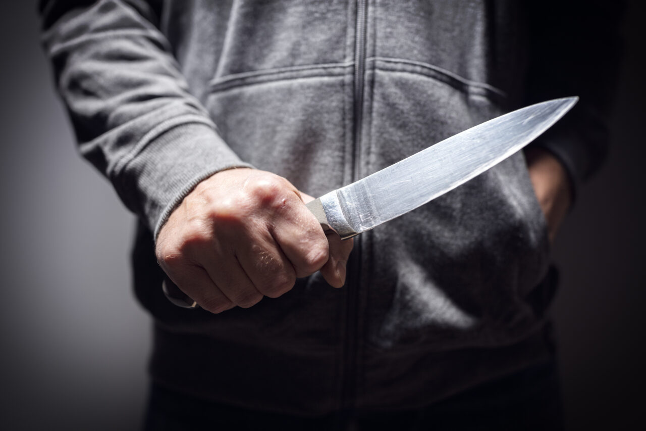 Adolescent de 16 ani, ÎNJUNGHIAT într-un bar din Alba de un tânăr de 19 ani / Victima are nevoie de cel puţin o lună de îngrijiri medicale
