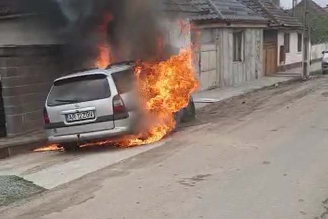 Poveste tragi-comică la Arad! Cum și-a incendiat un bărbat, din greșeală, propria mașină