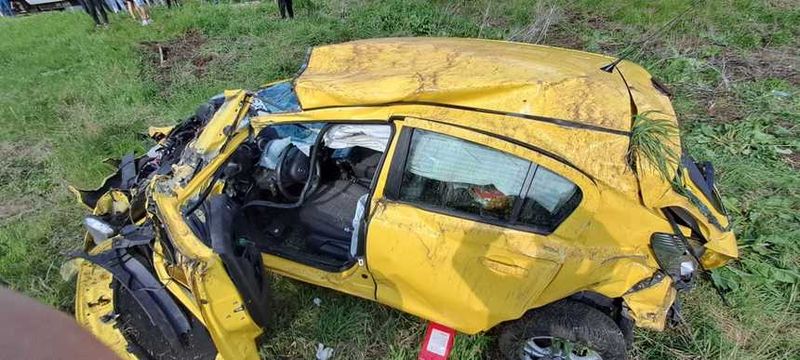 Mașină lovită din plin de TREN, la Roșiești. O femeie și un copil de șapte ani au fost transportați la spital