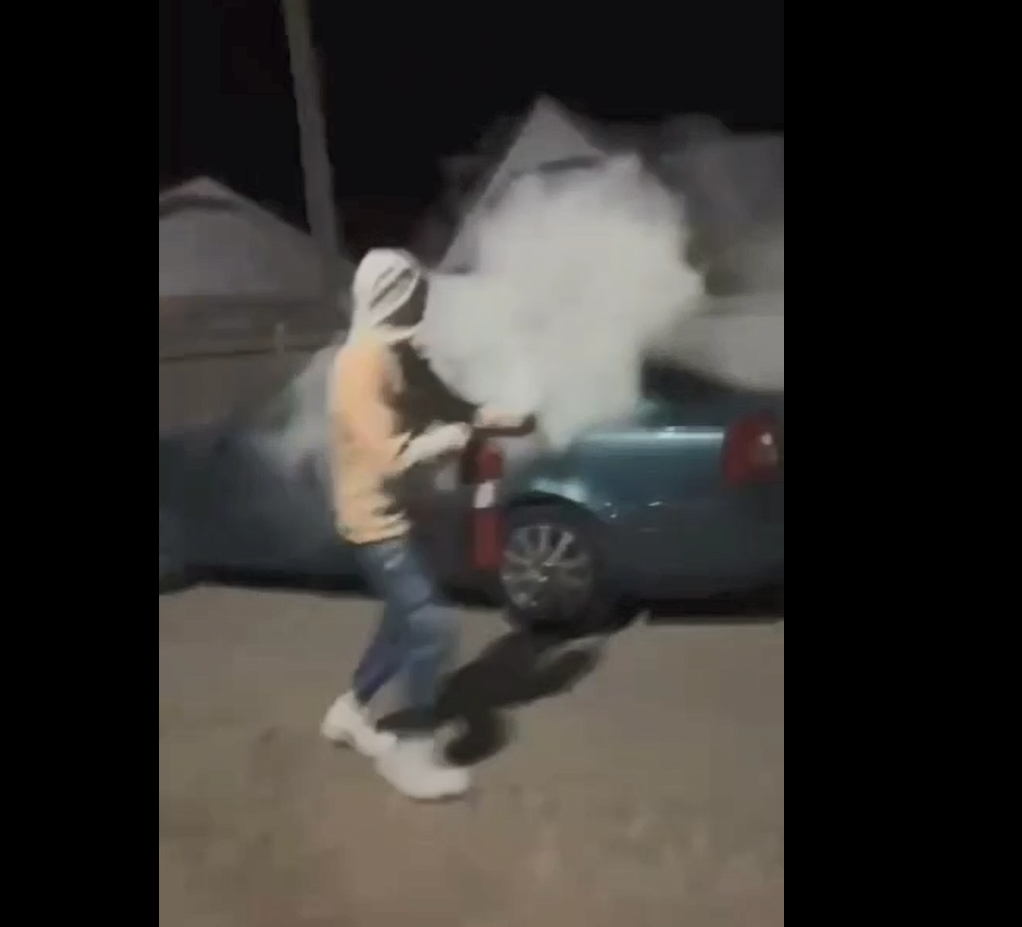 VIDEO | Olt: Mai multe mașini au fost ”vopsite” cu un praf alb de tineri teribiliști. Aceștia au fost amendați de polițiști