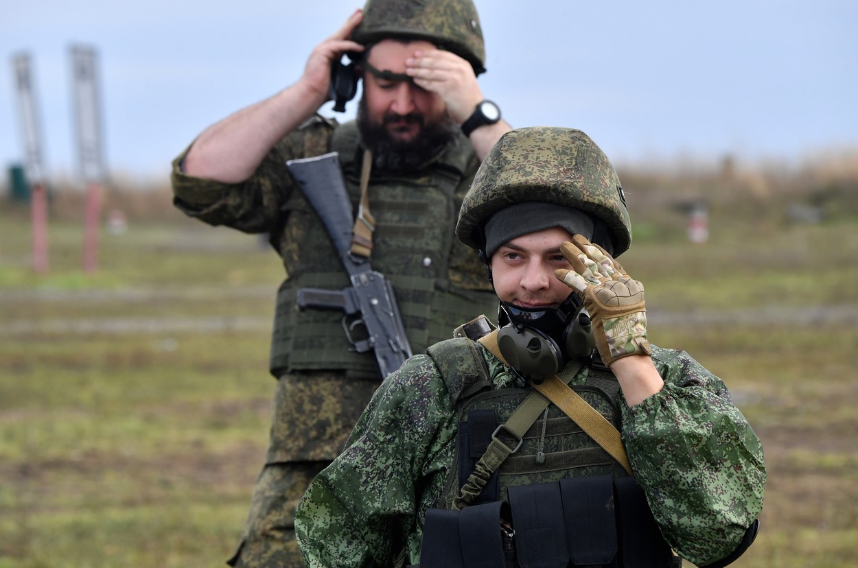 Soldații lui Putin, „prea BEȚI” pentru a câștiga războiul în Ucraina. Se luptă între ei și se aruncă în aer cu grenade