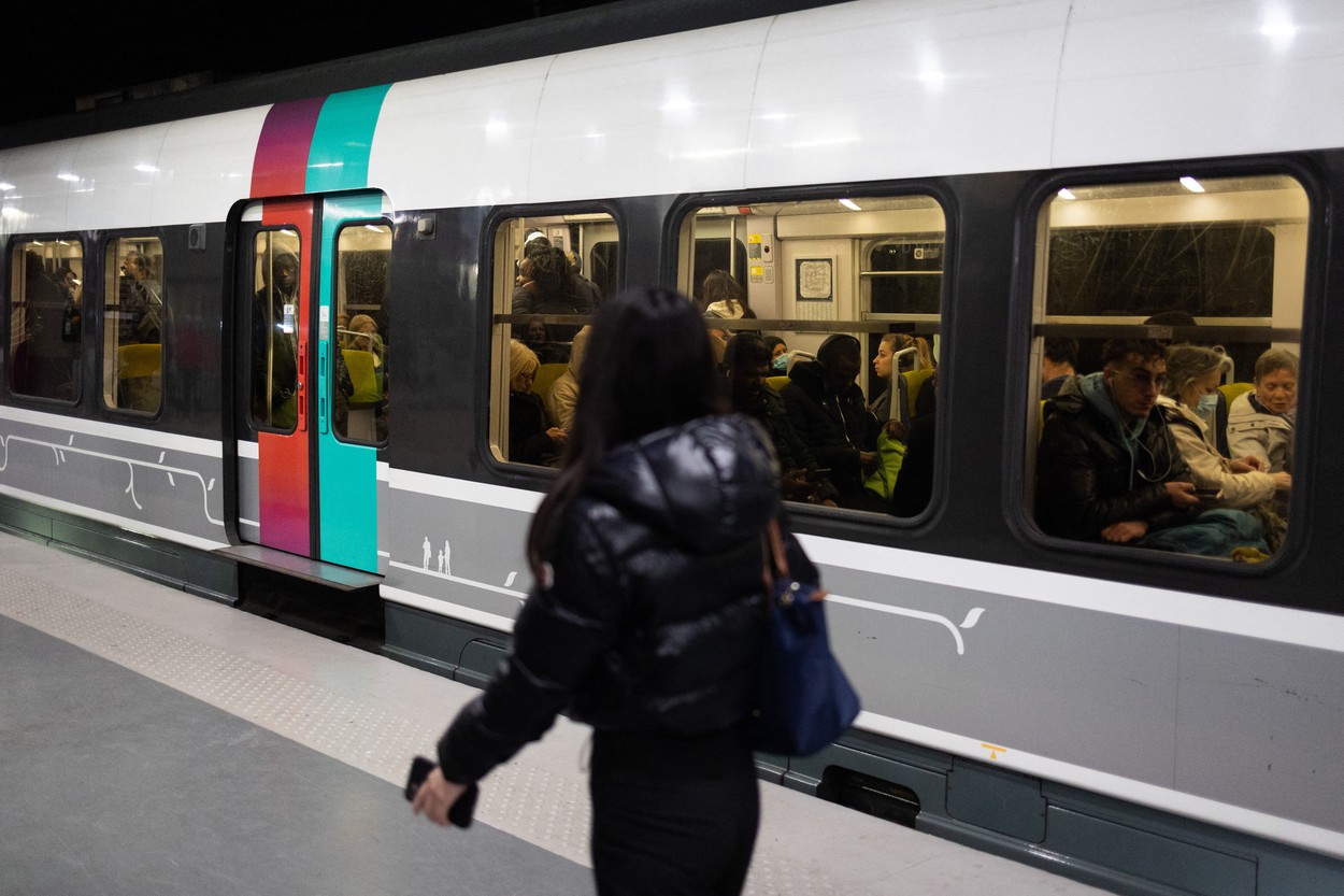 Tragedie la metroul din Paris! O femeie a murit după ce haina i-a fost prinsă în uşa unui vagon