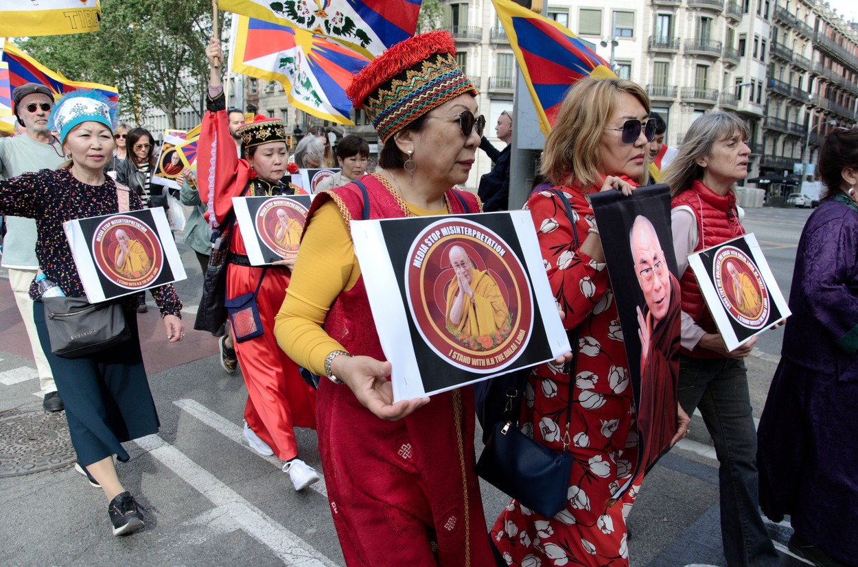 Sute de tibetani au DEMONSTRAT la Paris în sprijinul liderului lor spiritual, Dalai Lama, criticat dur după ce i-a cerut unui minor „să-i sugă limba”