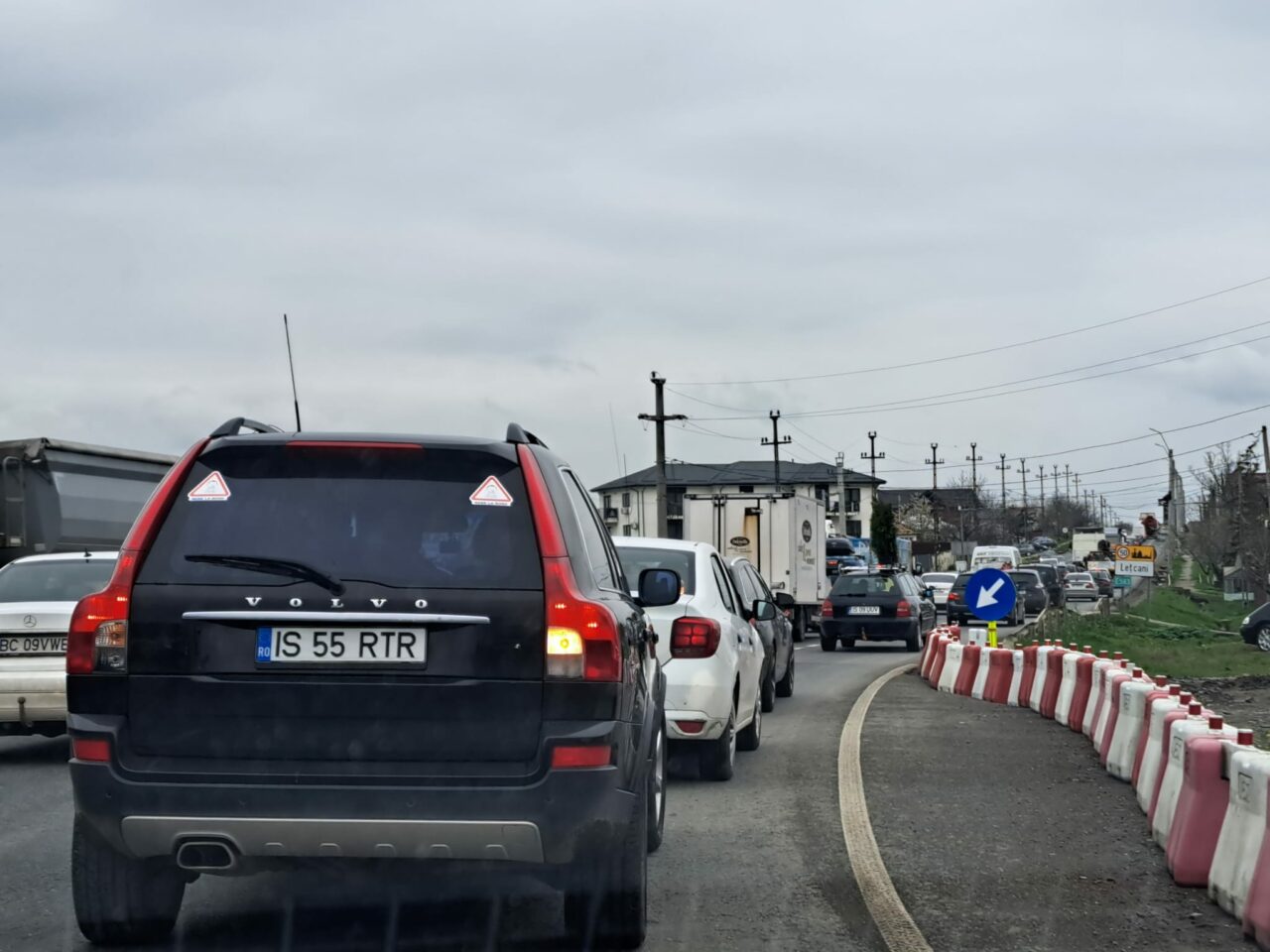 Locuitorii din Lețcani, din apropierea locului în care a murit băiețelul de 3 ani, au ieșit să PROTESTEZE. Oamenii au aprins zeci de lumânări