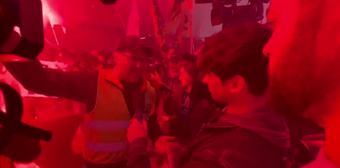 VIDEO | Noi proteste violente la Paris! Francezii au intrat cu torțe aprinse în sediul Bursei